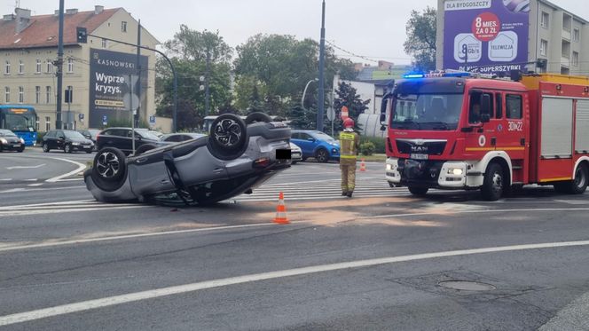 Dachowanie na rondzie Jagiellonów w Bydgoszczy! Kierowca z mandatem [ZDJĘCIA]