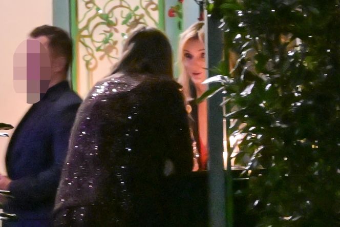 Anna Lewandowska w nocy pali elektryczne papierosy