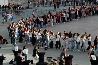 Targi Książki i Mediów VIVELO 2024 ściągnęły tłumy na PGE Narodowy. Mróz, Bonda i Hołownia oblegani przez fanów. Działo się! 