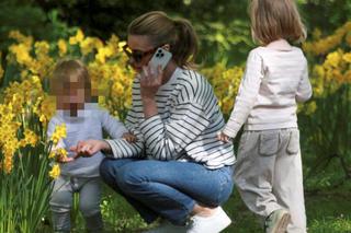 Kasia Tusk z córeczkami na spacerze