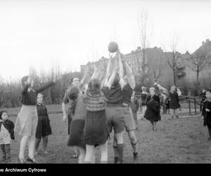 Plac zabaw dla dzieci przy Zarządzie Miejskim w Poznaniu, 1948-1949