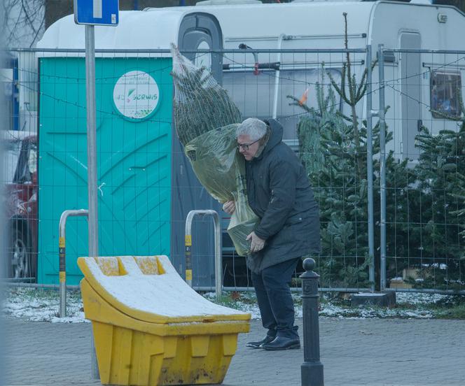 Europoseł PiS Ryszard Czarnecki kupił choinkę w Warszawie