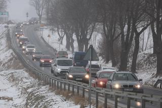 Święta pod Tatrami. Korki na zakopiance, trzeci stopień zagrożenia lawinowego, wcześniejsza rezerwacja parkingów