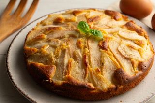 Biorę 2 gruszki, maślankę i kilka produktów. W 10 minut robię najlepsze domowe ciasto na jesień 