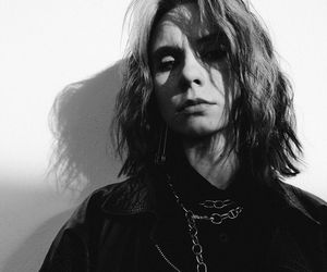 WRONA wreszcie zdejmuje zbroję w subtelnym singlu 7 MINUT 7 LAT