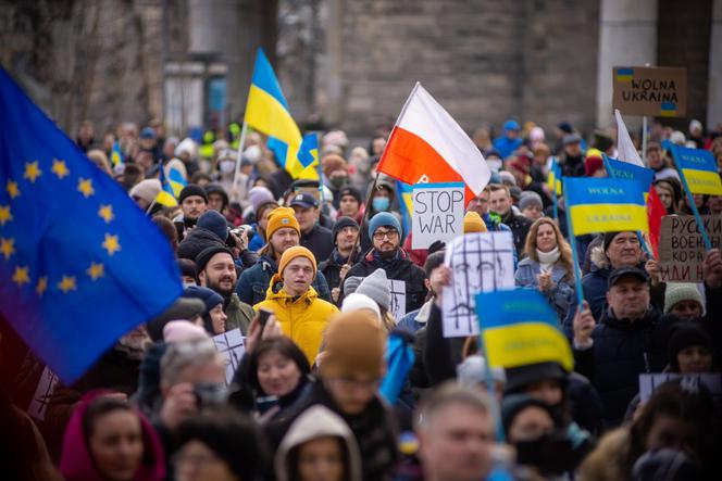 Warszawa: Demonstracja solidarnościowa z Ukrainą przed Pałacem Kultury i Nauki