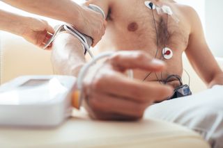 Smartfon w kieszeni może zakłócić wynik badania serca. Ten dystans chroni przed błędną diagnozą kardiologiczną