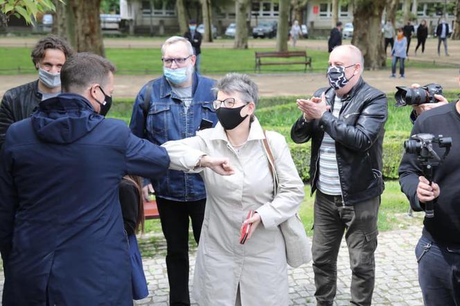 Trzaskowski nie przestrzega rządowych obostrzeń