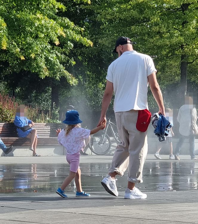 Maciej Pela z córeczkami nad Wisłą
