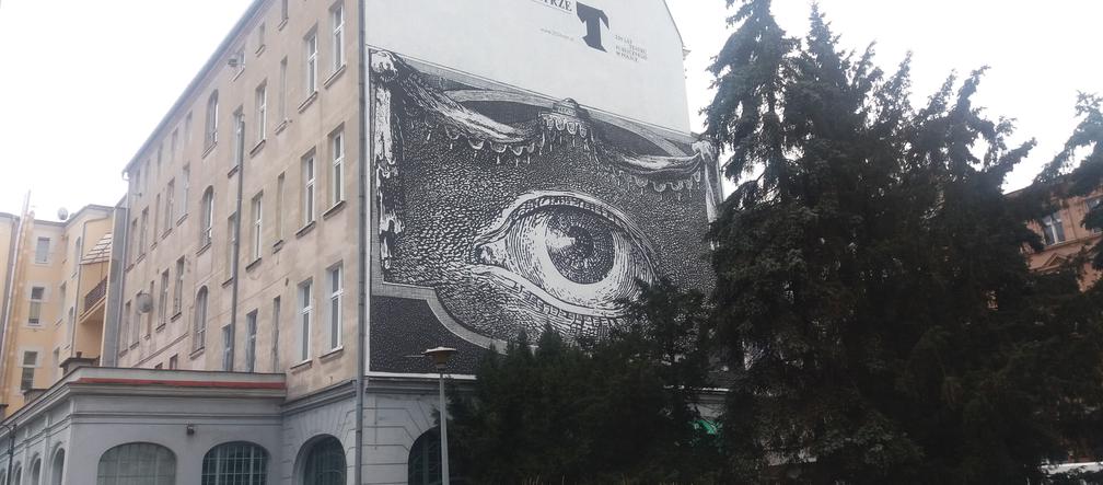 Mural na ścianie kamienicy przy Teatrze Polskim w Bydgoszczy - róg ulic Gdańskiej 68 i Alei Mickiewicza