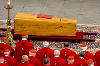 Tak wyglądał pogrzeb Jana Pawła II w Watykanie