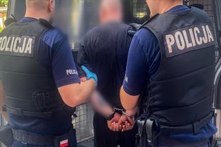 Znieważył i uszkodził flagi państwowe. 58-latek usłyszał zarzuty