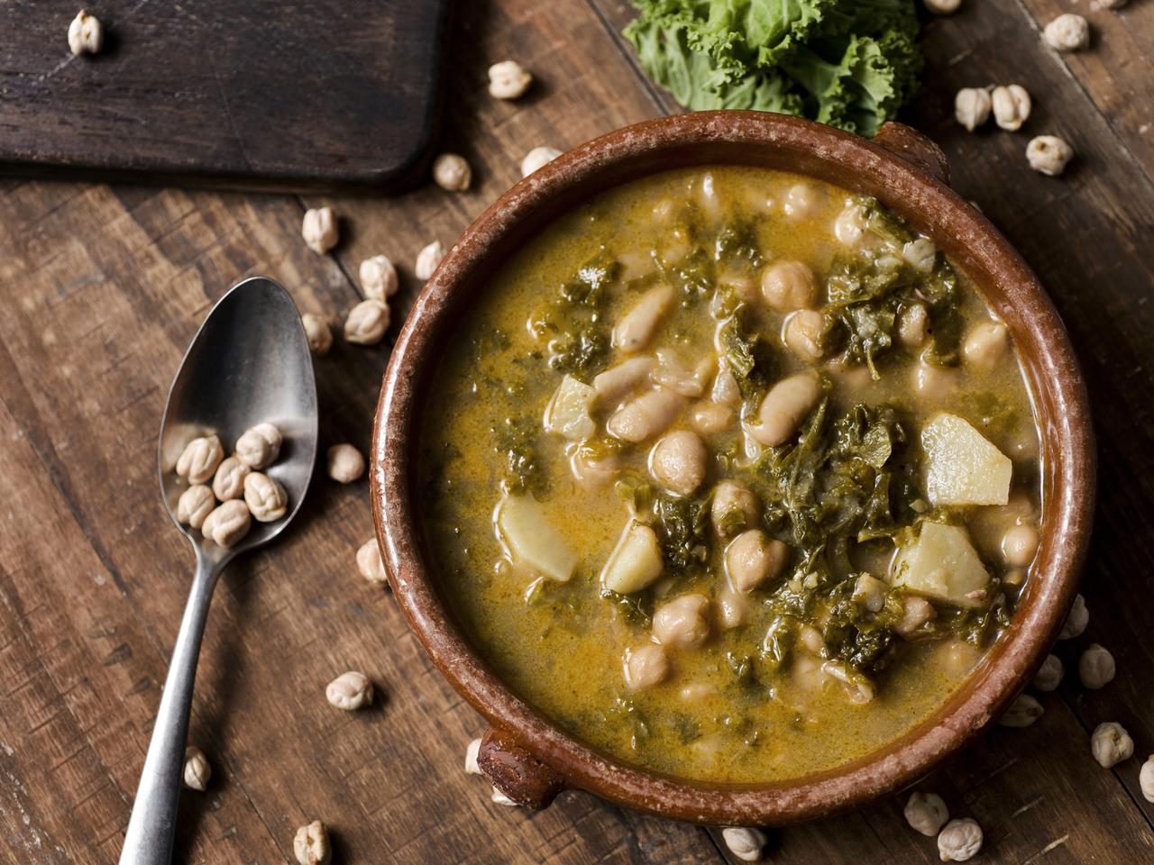 Potrzebujesz witaminy C? Wypróbuj przepis na wegański gulasz z jarmużu z ziemniakami i ciecierzycą