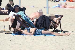 Wolszczak wygina się na piasku