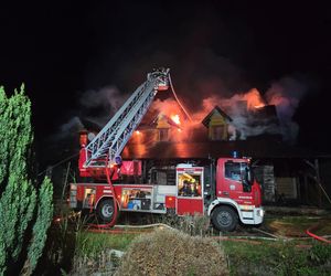 Nocny pożar drewnianego domu na Śląsku. Mężczyzna z oparzeniami w szpitalu