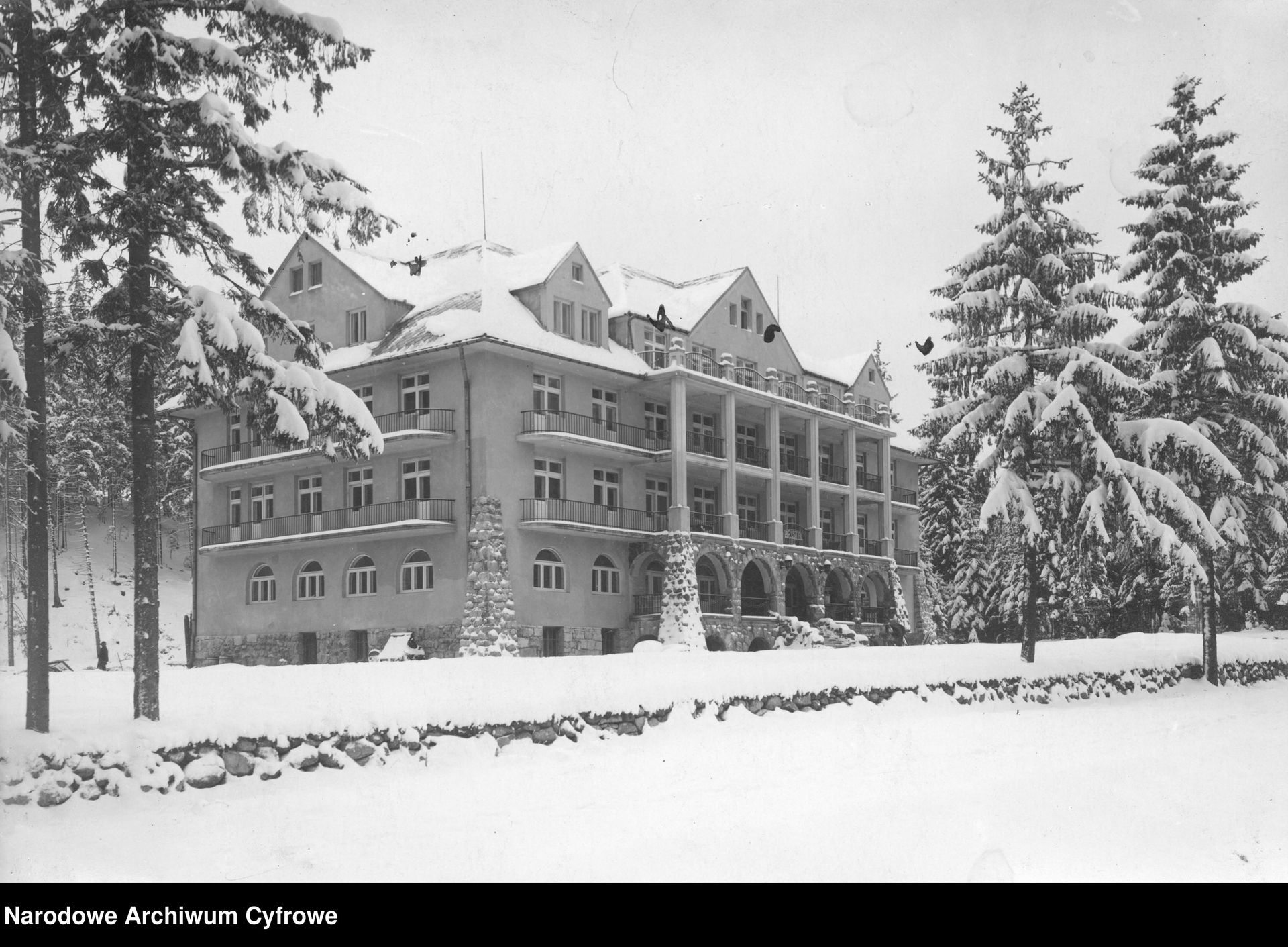 Hotel Bristol przed wojną. Bywały tu elity