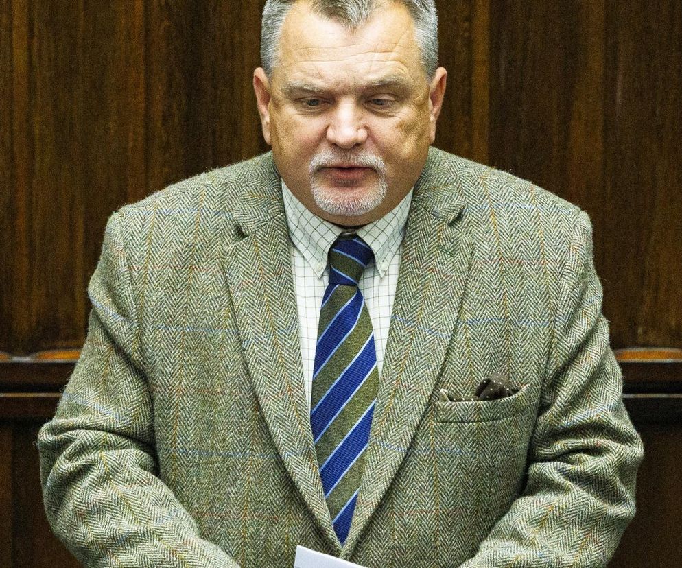 W czasie obrad Sejmu poseł przeglądał katalog z bronią