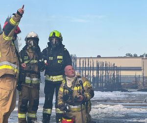 Pożar hali przemysłowej hurtowni zniczy przy ulicy Dojazd w Tarnowie