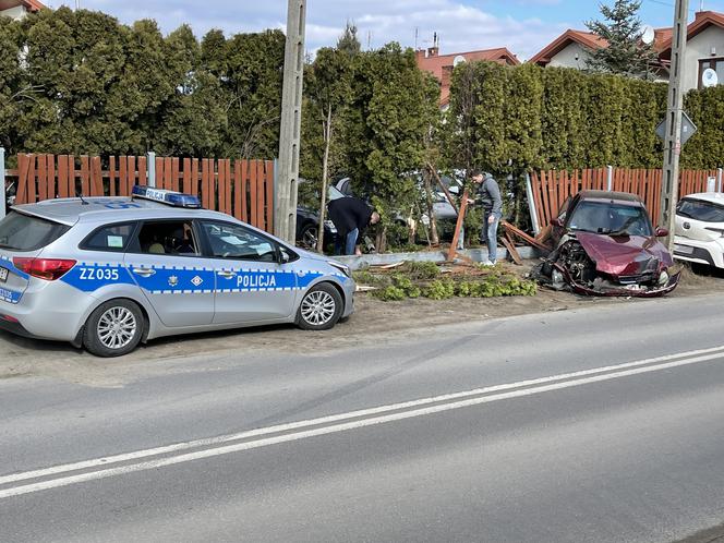 Kompletnie pijany rozbił dwa auta. Przyznał się, że wypił pół flaszki i wsiadł za kółko