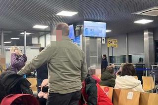 Pasażerowie z Rzeszowa prawie dobę czekają na lotnisku.