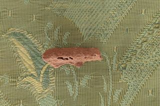 Artefakt wykonany z piasku stopionego przez uderzenie pioruna 