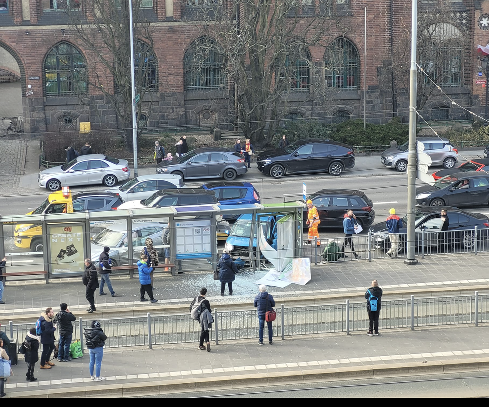 Zły dzień dla wiat przystankowych w Szczecinie. Wypadek przy Bramie Portowej