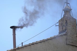 PILNE. Czarny dym nad Watykanem! Kardynałowie wciąż nie wybrali papieża