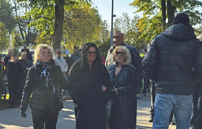 Zapłakana Edzia z nad grobem Dżejka. Kaźmierska nie weszła jej w drogę