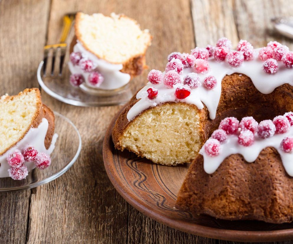Pyszna wegańska babka na Wielkanoc. Z tym składnikiem smakuje rewelacyjnie