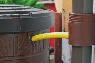 Zbieranie deszczówki z rynny