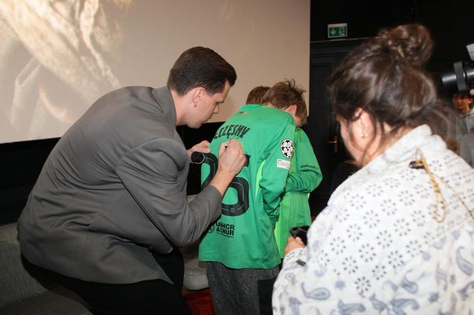 Wojciech Szczęsny z dziećmi na premierze filmu o sobie