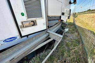 Zderzenie trzech ciężarówek na A2. Kierowca wycinany z kabiny