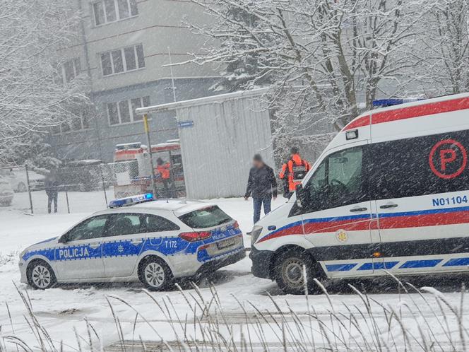 Wypadek na ul. Towarowej w Olsztynie. Zderzyły się trzy auta. Droga zablokowana [FOTO]