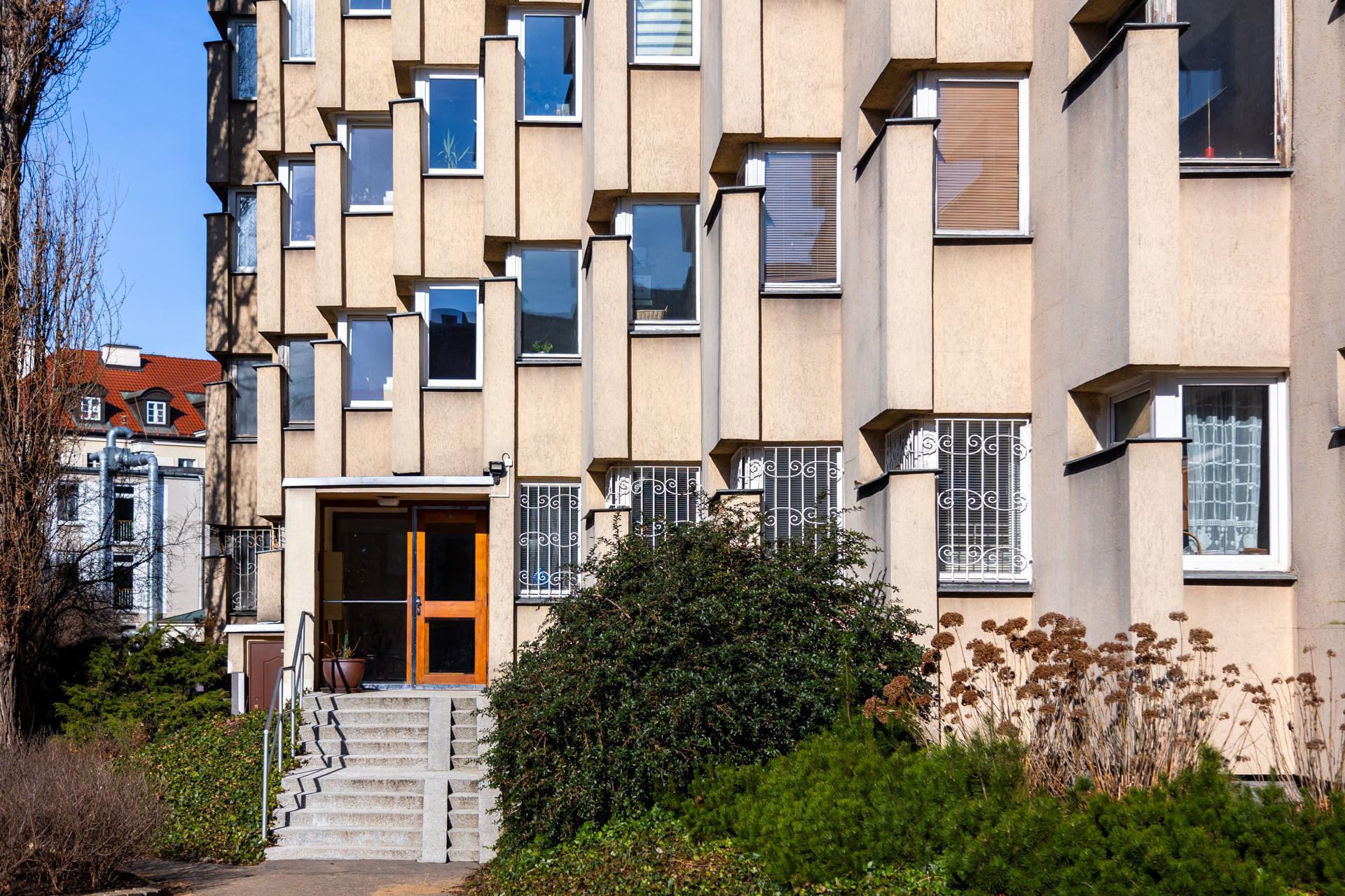 Blok PRL na ul. Koziej 9 - zobacz budynek, który z zmienia się wraz z punktem widzenia