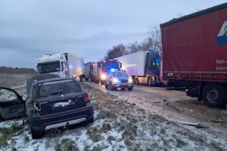 Karambol na autostradzie A4 pod Bolesławcem. Zderzyło się siedem aut, nie żyje kierowca busa 