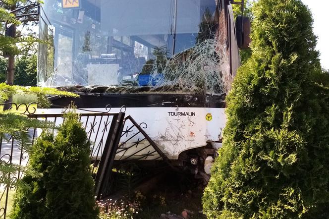 Groźny wypadek autobusu z dziećmi! Kierowca wjechał w ogrodzenie. Śmigłowiec LPR w akcji ZDJĘCIA