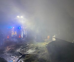Duży pożar na terenie gospodarstwa w Zaborówcu koło Leszna
