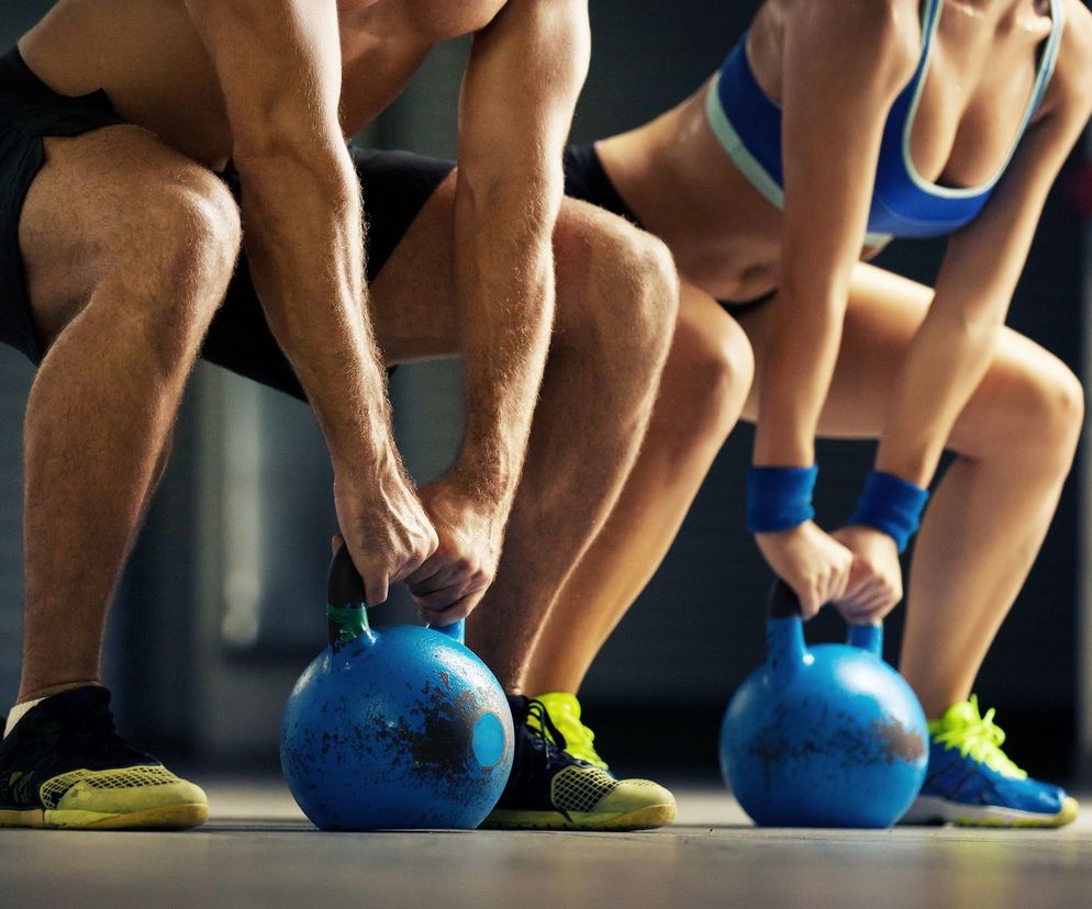 Ćwiczenia z kettlebells budują siłę funkcjonalną i wzmacniają mięśnie posturalne.