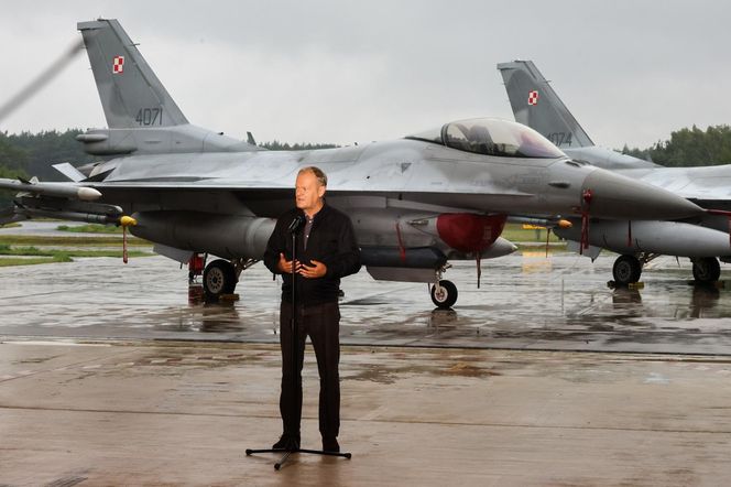 Donald Tusk w bazie lotnictwa w Łasku