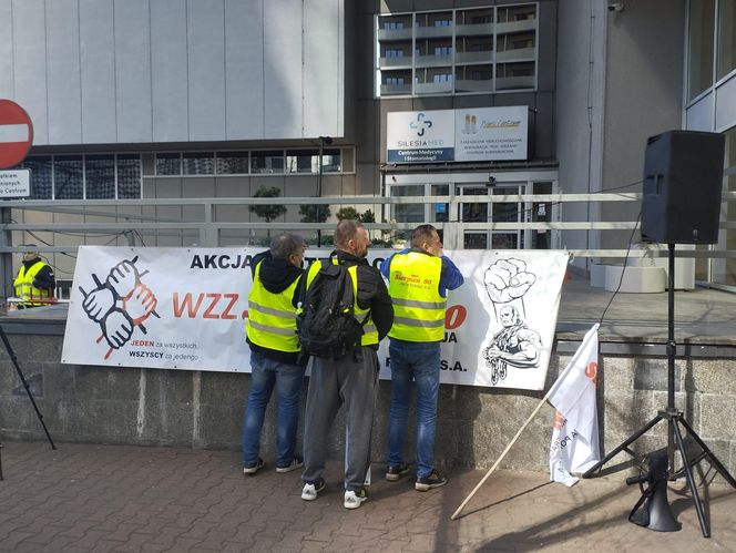 Protest hutników pod Węglokoksem w Katowicach. "Co innego nam mówią, a co innego robią"