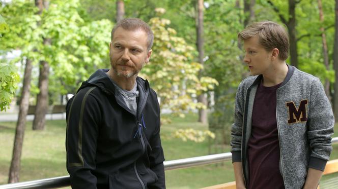 M jak miłość odcinek 1459. Andrzej Budzyński (Krystian Wieczorek), Łukasz (Jakub Józefowicz)