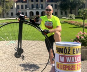 Strażak jedzie bicyklem dookoła Polski. Wszystko dla chorej córeczki