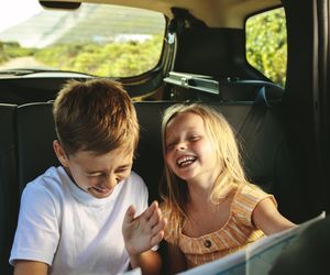 Nuda w samochodzie? Te 7 zabaw uratuje każdą podróż z dzieckiem!