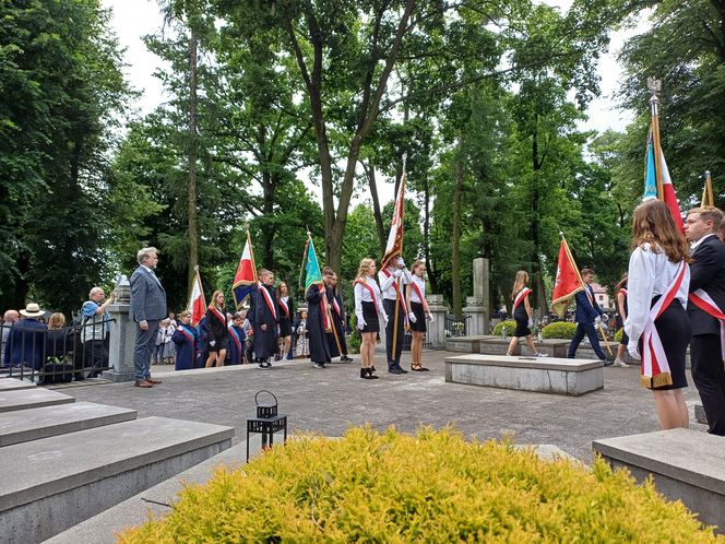 Pamięć o powstańcach żyje w Ostrzeszowie. Ulicami miasta przeszedł Marsz Pamięci [ZDJĘCIA]