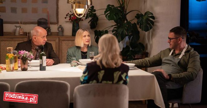 Rodzinka.pl 17 sezon odc. 297. rodzice Magdy - Beata (Agnieszka Wosińska), Jan (Krzysztof Dracz), Ludwik (Tomasz Karolak), Natalia (Małgorzata Kożuchowska)