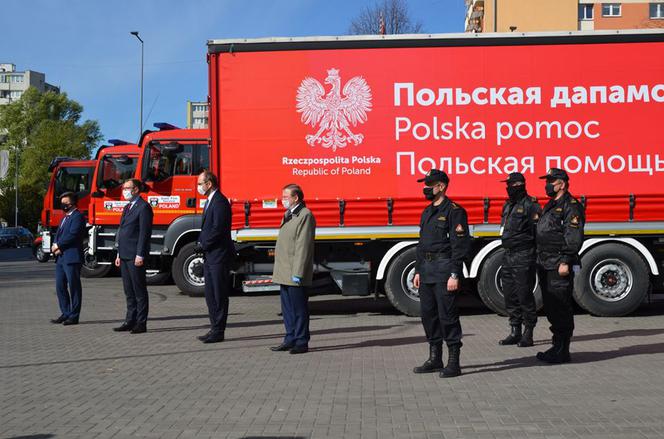 Polscy strażacy wywożą maseczki na wschód