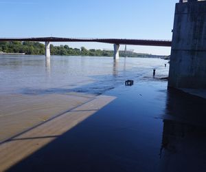 W piątek woda zaczęła się powoli wdzierać na najniższe stopnie betonowego otoczenia Wisły