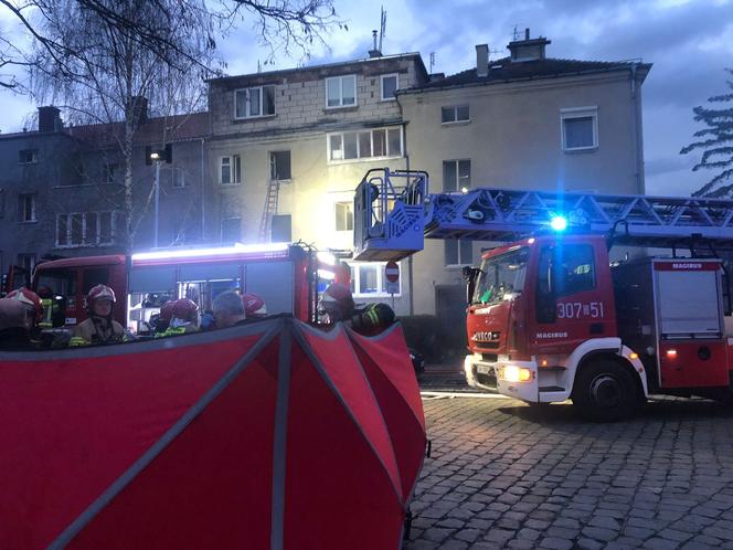 Strażacy wynieśli z budynku nieprzytomnego mężczyznę, czterolatek wśród ewakuowanych 