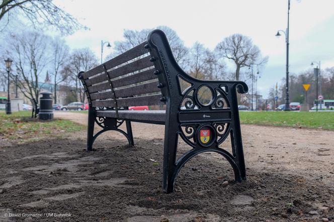 W Białymstoku zamontowano ławki i kosze odporne na zniszczenia