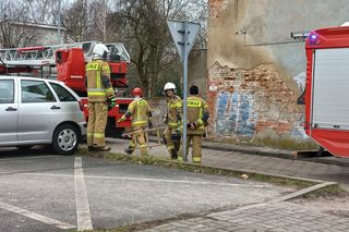 Pożar w kamienicy w Lesznie. Strażacy wynosili sadzę z komina wiadrami 